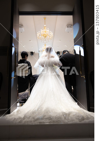結婚式場バージンロードで父との入場シーンイメージ素材 137803415