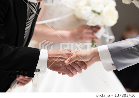 結婚式場バージンロードで手をつなぐ新郎新婦の素材 137803416