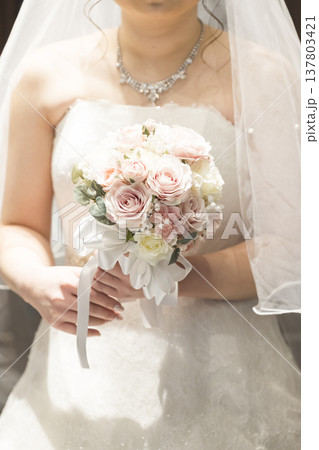 花嫁のデコルテが写ったブライダルイメージ写真 花嫁のデコルテが写ったブライダルイメージ写真 137803421