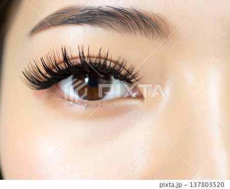 まつげエクステ　つけまつげ　アイメイク　女性の目元 137803520