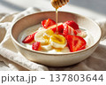 いちごとバナナヨーグルトはちみつがけ 137803644