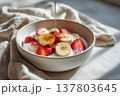 いちごとバナナヨーグルトはちみつがけ 137803645