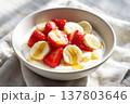 いちごとバナナヨーグルトはちみつがけ 137803646