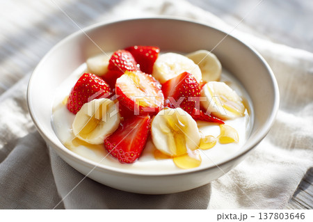 いちごとバナナヨーグルトはちみつがけ 137803646