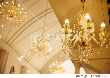 大きなシャンデリア　明るいイメージの照明の素材画像 137803674