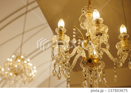 大きなシャンデリア 明るいイメージの照明の素材画像 大きなシャンデリア 明るいイメージの照明の素材画像 137803675