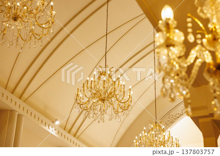 豪華なシャンデリア 137803757