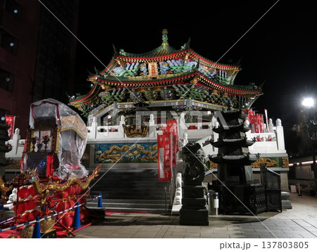 ライトアップされた横浜中華街の横濱媽祖廟(春節期間の夜景) ライトアップされた横浜中華街の横濱媽祖廟(春節期間の夜景) 137803805