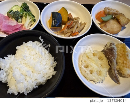 ベジタリアンのブッフェ 137804014