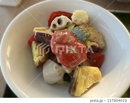 胡麻ドレッシングがかかった温サラダ 137804019