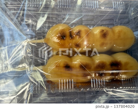 プラスチック容器に入ったみたらし団子 137804020