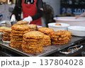 韓国の市場の揚げたて天ぷら 137804028