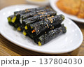 韓国の市場の出来立てキンパ 137804030