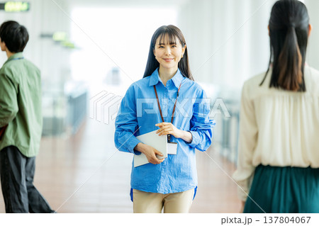 オフィスの若いエンジニア オフィスの若いエンジニア 137804067