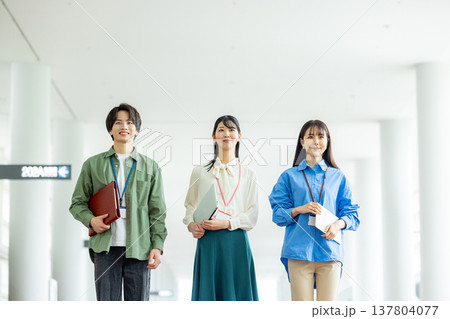 クリエイティブなビジネスチーム クリエイティブなビジネスチーム 137804077
