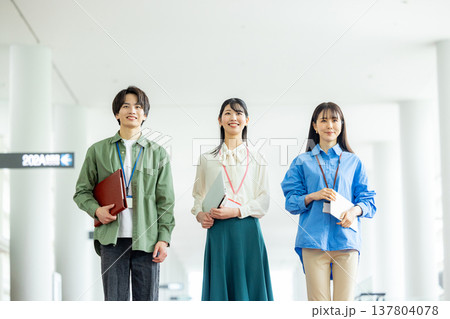 クリエイティブなビジネスチーム 137804078