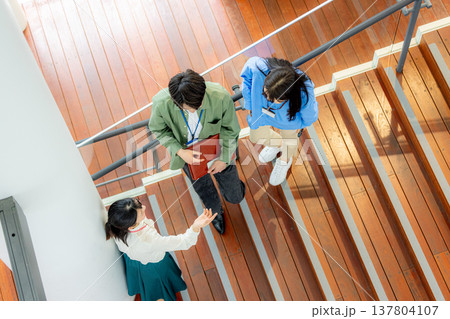 階段で話す男女 階段で話す男女 137804107