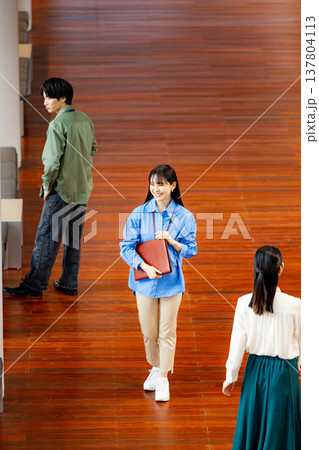 廊下を歩くビジネスウーマンn 137804113