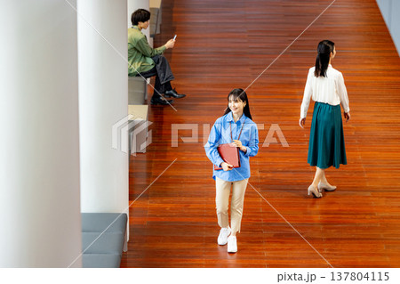 廊下を歩くビジネスウーマンn 137804115