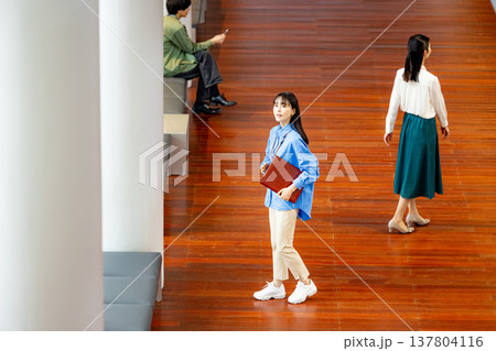 廊下を歩くビジネスウーマンn 137804116