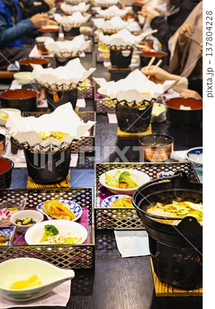 紙鍋の食事風景 紙鍋の食事風景 137804228