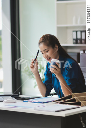 Young Asian businesswoman giving presentation 137804334