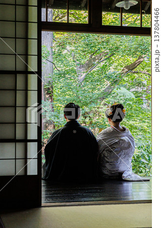 着物で結婚式をする夫婦のイメージ画像 着物で結婚式をする夫婦のイメージ画像 137804466