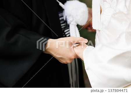 着物で結婚式をする夫婦のイメージ画像 137804471
