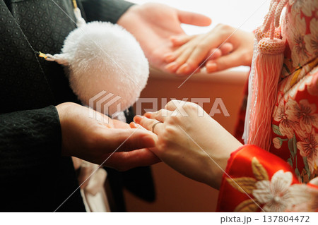 着物で結婚式をする夫婦のイメージ画像 着物で結婚式をする夫婦のイメージ画像 137804472