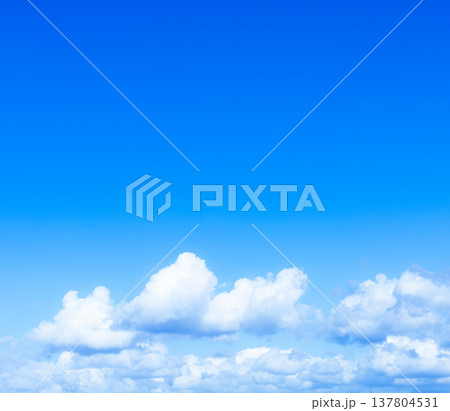 爽やかな青空と雲のシンプルなイメージ風景 爽やかな青空と雲のシンプルなイメージ風景 137804531