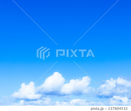 爽やかな青空と雲のシンプルなイメージ風景 137804532