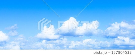 爽やかな青空と雲のシンプルなイメージ風景 137804535