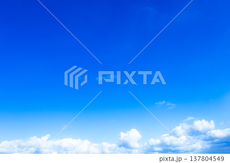 爽やかな青空と雲のシンプルなイメージ風景 137804549