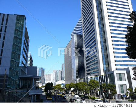 青空が広がるみなとみらいの風景 青空が広がるみなとみらいの風景 137804611