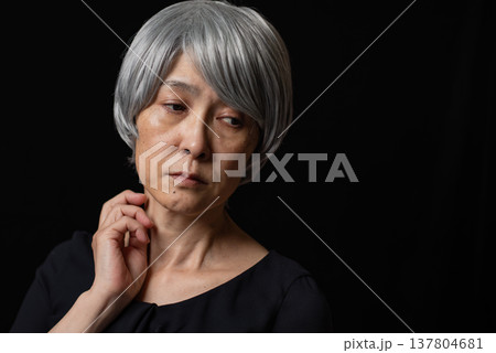 悩んでいる白髪のシニア女性 悩んでいる白髪のシニア女性 137804681