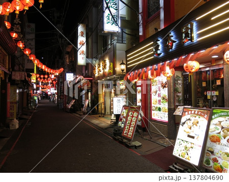 春節燈花の赤い提灯が飾られた横浜中華街の市場通り（春節期間の夜景） 137804690