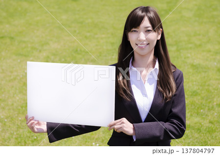 ホワイトボードを持つOL 137804797