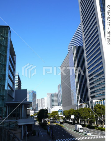みなとみらいの大通り風景 みなとみらいの大通り風景 137804835