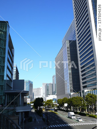 みなとみらいの大通り風景 みなとみらいの大通り風景 137804836