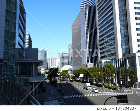 みなとみらいの大通り風景 みなとみらいの大通り風景 137804837