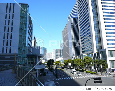 青空が広がるみなとみらいの風景 青空が広がるみなとみらいの風景 137805070