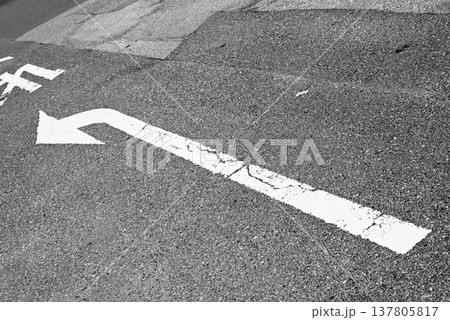 矢印の路面標示 137805817
