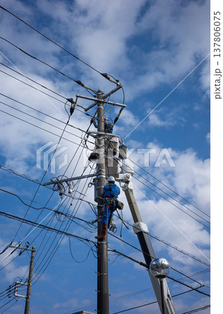 電柱の電気工事をする作業員 137806075
