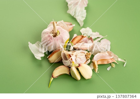 fresh garlic cloves rustic kitchen ingredient composition 137807364