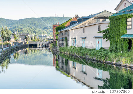 北海道小樽市 北海道人気の観光地 初夏の小樽運河の風景 北海道小樽市 北海道人気の観光地 初夏の小樽運河の風景 137807860