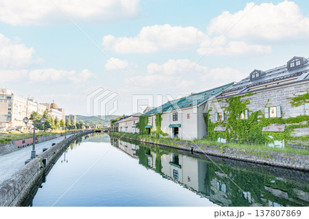 北海道小樽市 北海道人気の観光地 初夏の小樽運河の風景 北海道小樽市 北海道人気の観光地 初夏の小樽運河の風景 137807869