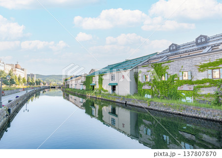 北海道小樽市 北海道人気の観光地 初夏の小樽運河の風景 北海道小樽市 北海道人気の観光地 初夏の小樽運河の風景 137807870
