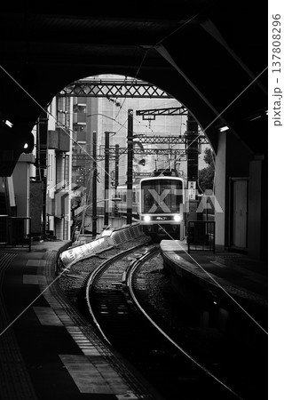 藤沢駅のホームに入線する江ノ電 137808296