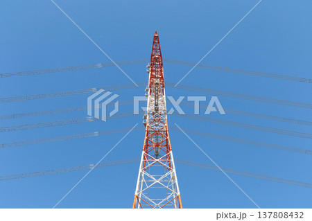青空に映える鉄塔 137808432