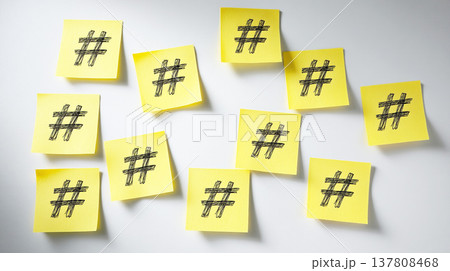 ハッシュタグが描かれたたくさんの黄色い付箋 137808468